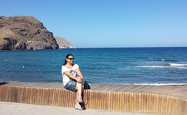 Nerea Sampeiro posa en un playa del Cabo de Gata.