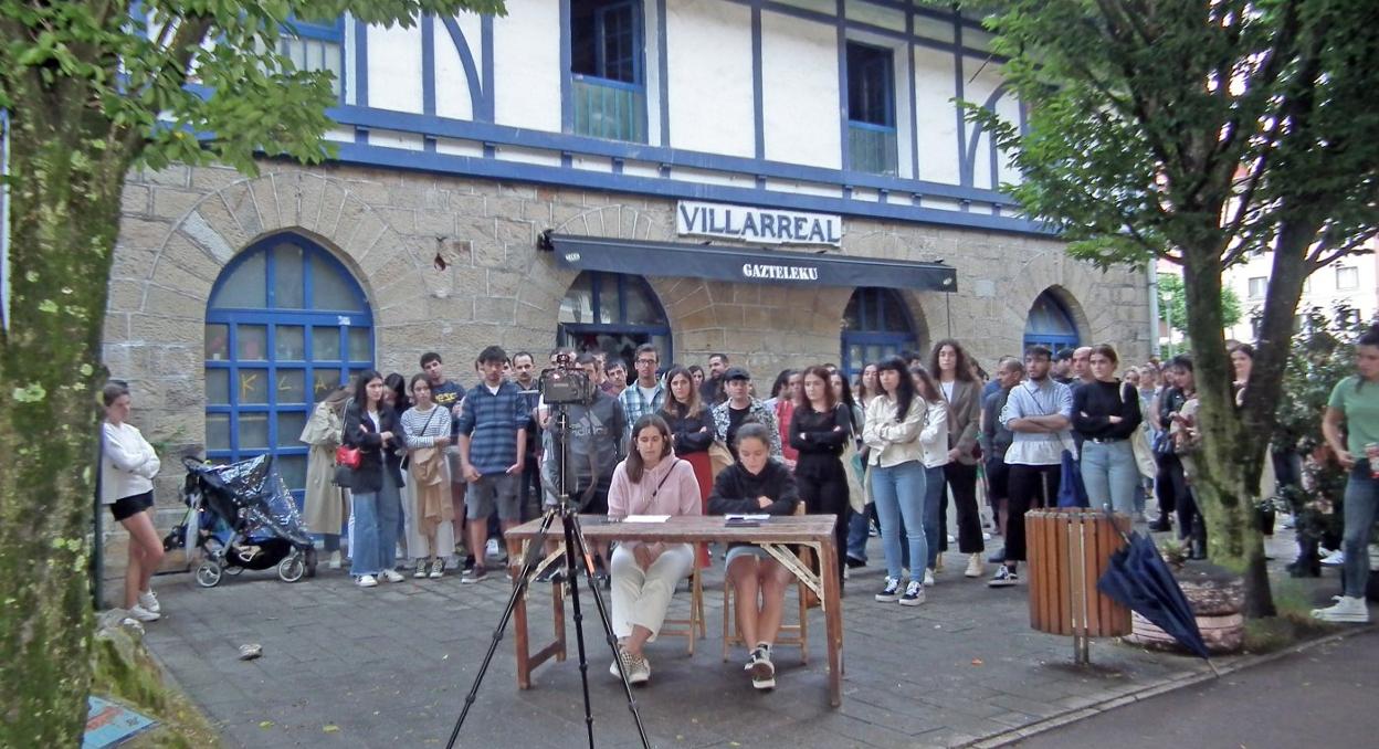 Representantes de Gazte Asanblada, durante su declaración de protesta el viernes. 