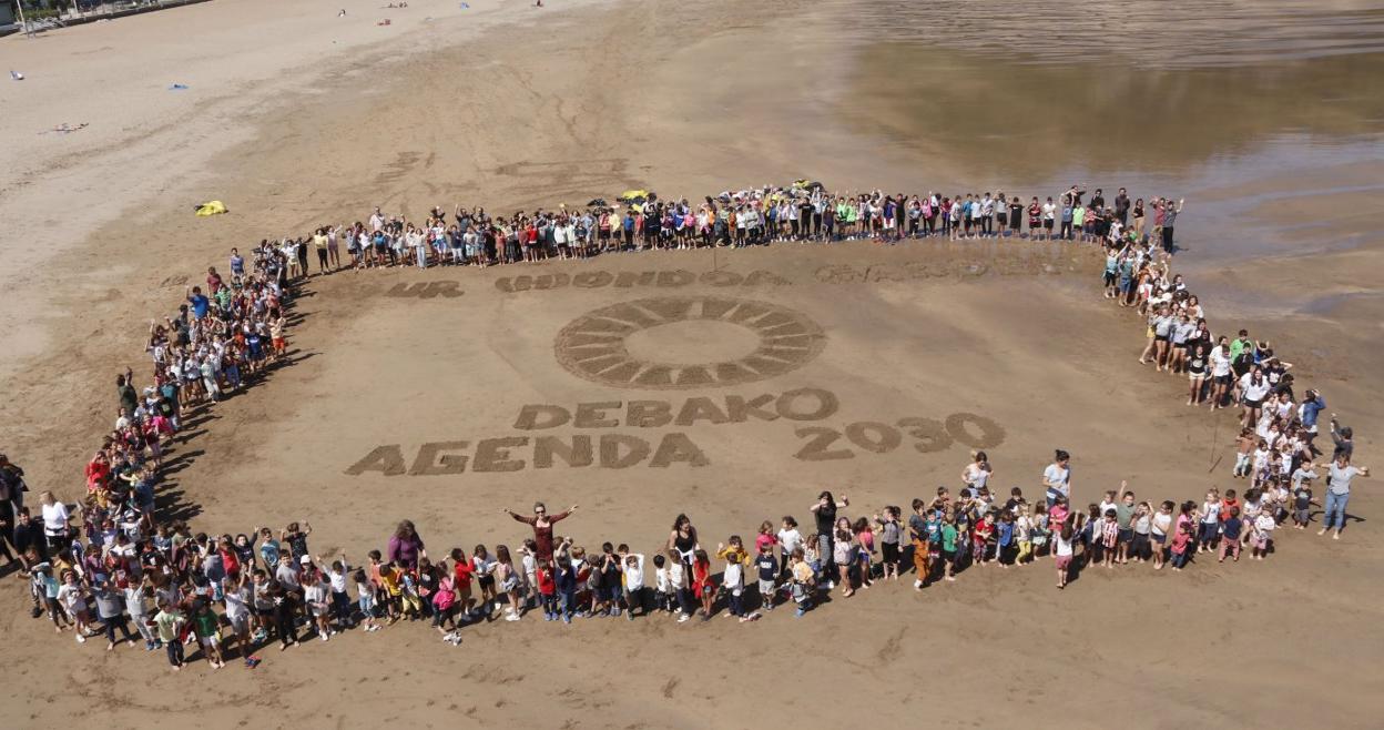 Foto grupal del alumnado que ha trabajado la Agenda 30 Escolar. 