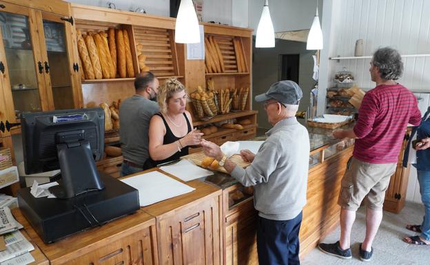 El panadero de Gutizi escuchó las sirenas de los servicios de emergencia. 