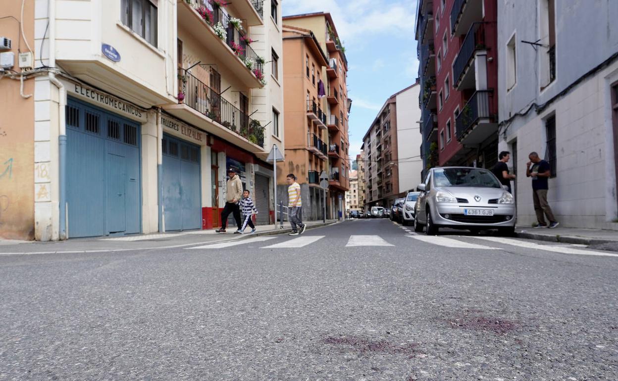 La víctima recorrió la calle Eskalantegi y dejó manchas de sangre. 