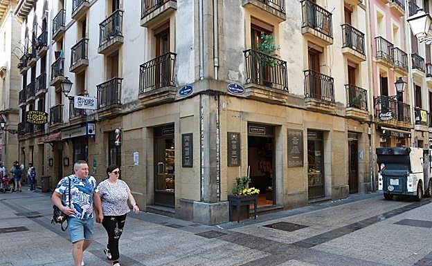 La calle Fermín Calbetón de Donostia, donde tuvo lugar el ataque, ayer.