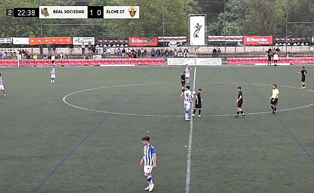 Momento del saque de centro antes de que la Real se dejara marcar un gol por el Elche.