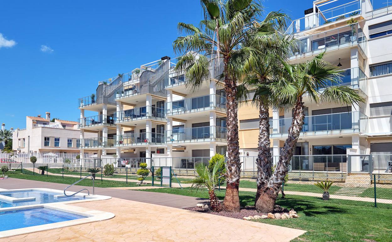 Urbanización con piscina en Torrevieja.