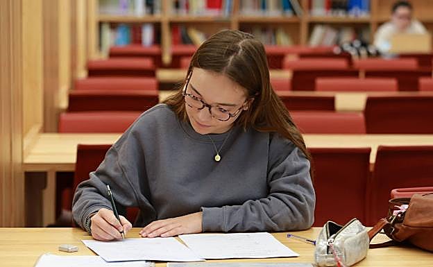 Adriana Casares estudia en Aldapeta María Ikastextea, 