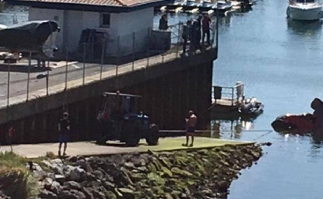 Hace dos años, fue una autocaravana la que tuvo que ser sacada de las aguas del puerto de Hendaia, en circunstancias similares