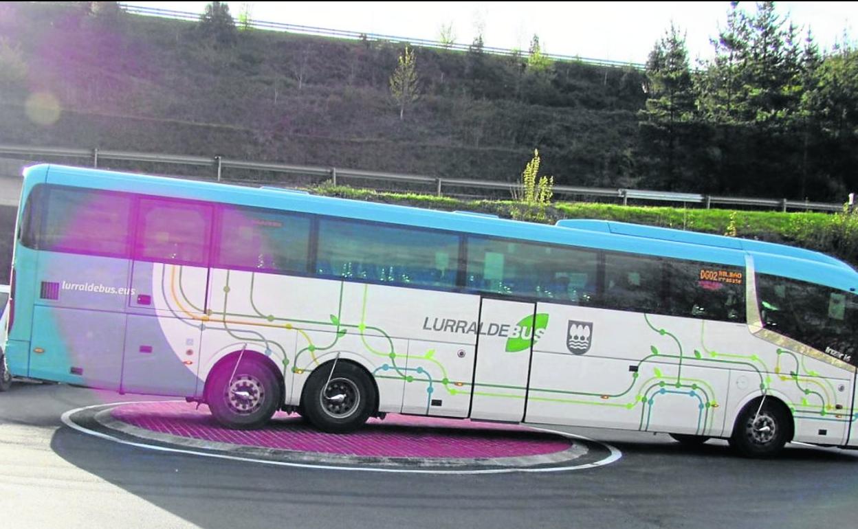 Un autobús pasa por encima de la rotonda pisable de Osiña, en Arrasate. 