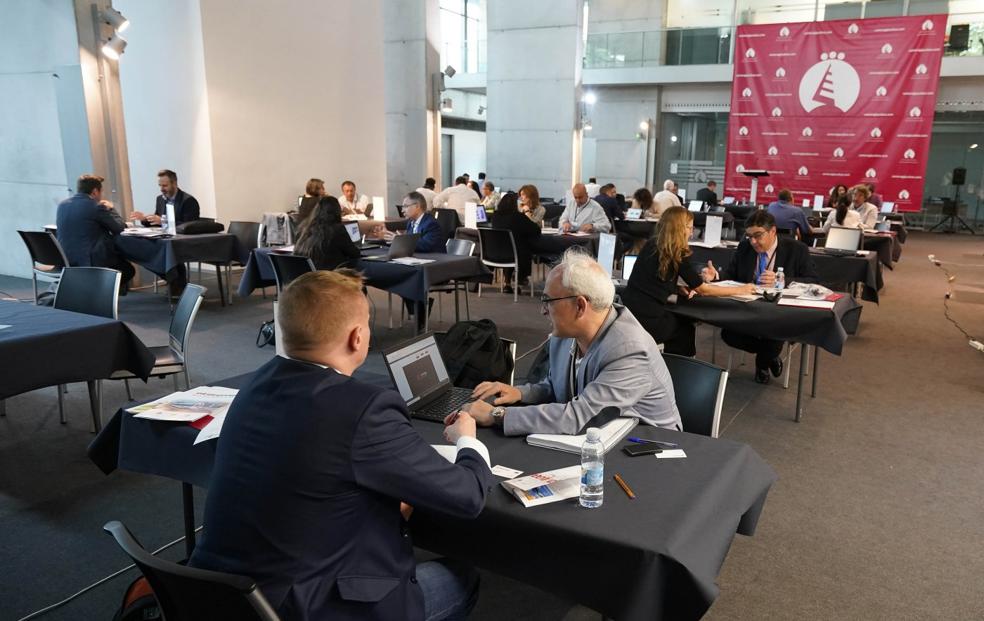 El patio de la Cámara fue este miércoles escenario de más de 275 citas entre empresas. 