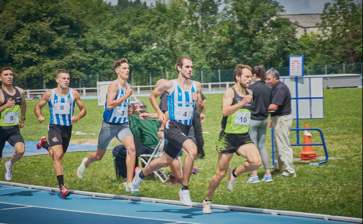 Martín Segurola, con el dorsal 3, el domingo en el 800 del campeonato vasco que ganó. 
