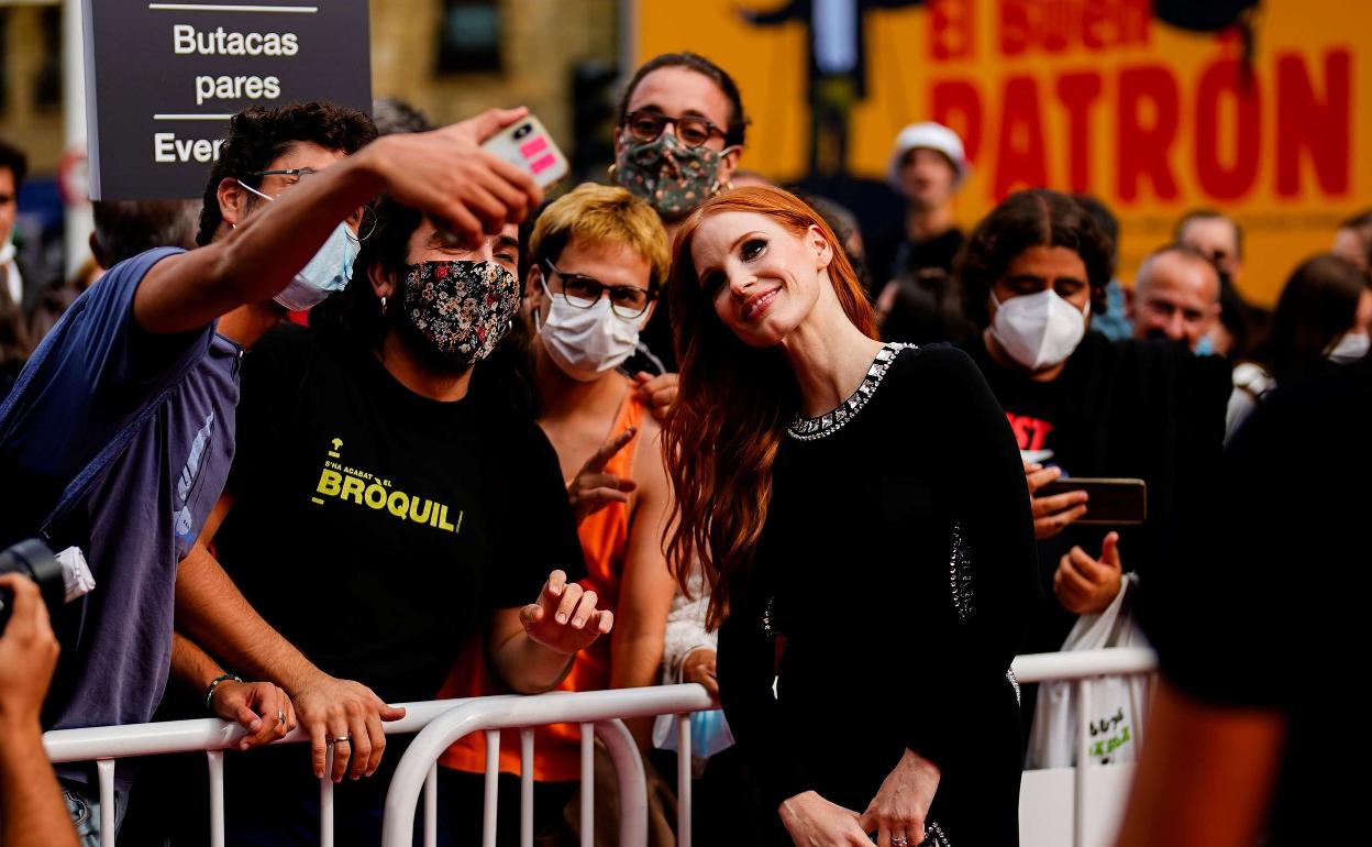 Seguidores haciéndose un 'selfie' con la actriz Jessica Chastain en el último Zinemaldia.