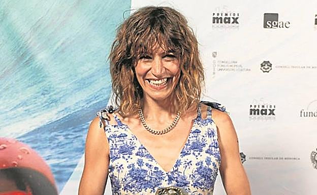 Sandra Ferrús con su Max, al finalizar la gala de los premios en el teatro de Mahón. 