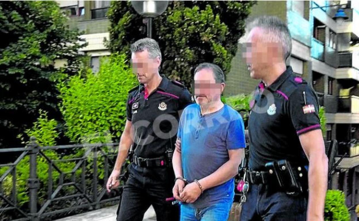 Agentes de la Ertzaintza escoltan al detenido. 