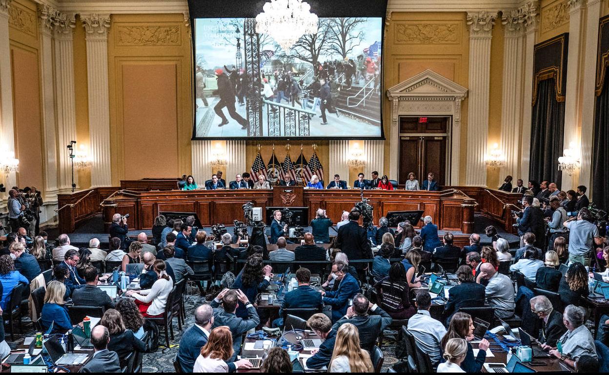 El comité de investigación del Congreso sobre el asalto al Capitolio exhibió varios vídeos que mostraron la violencia del ataque del 6 de enero de 2021.