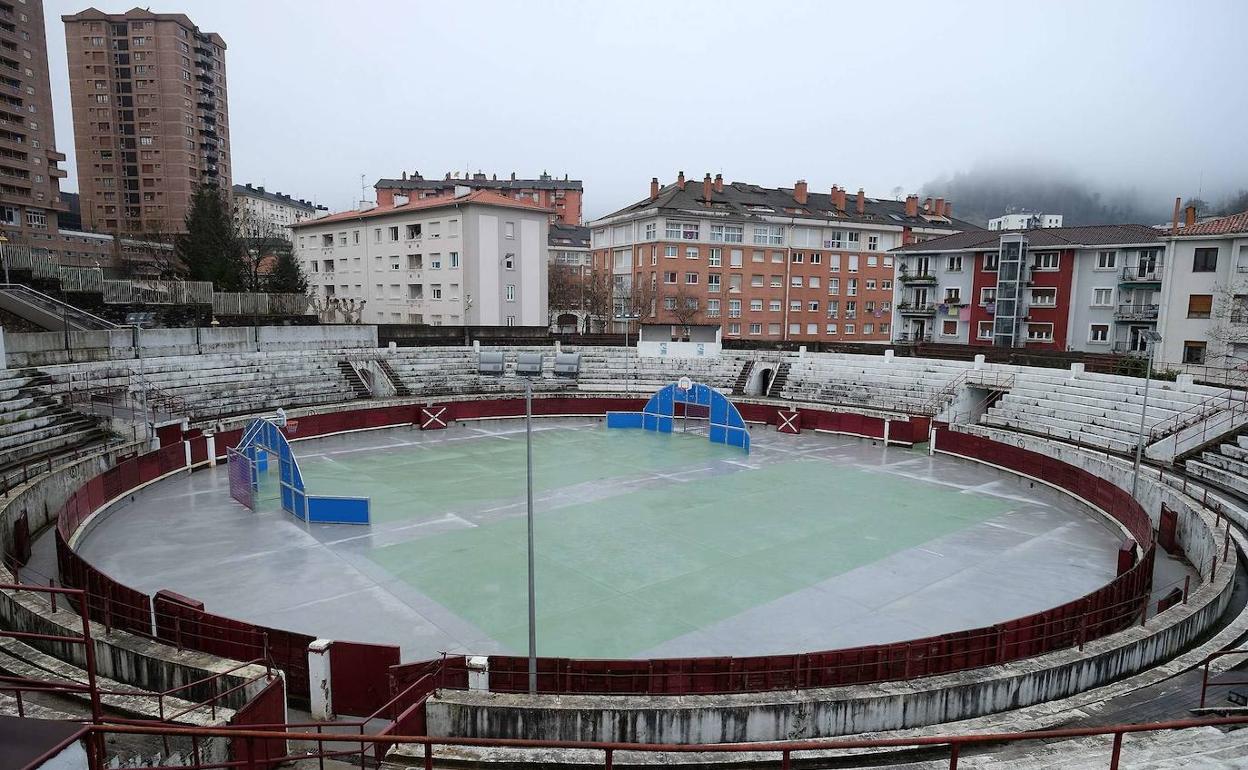 La antigua plaza de toros de Eibar alberga unas canchas deportivas