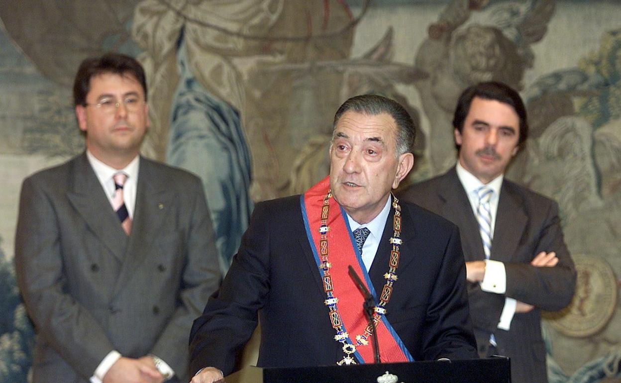 Muguruza, con la Gran Cruz de San Raimundo de Peñafort. 