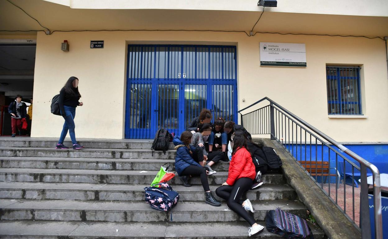 Un grupo de jóvenes conversa en las escaleras de entrada a un instituto de Eibar. 