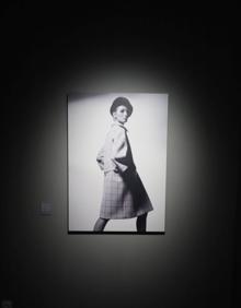 Imagen secundaria 2 - Presentación de la muestra y algunas de las imágenes de Tom Kublin en el Museo Balenciaga. 