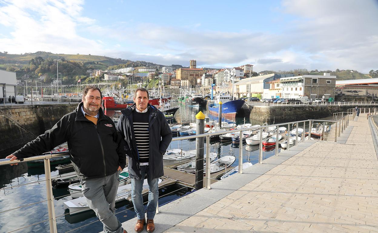 Josu Ezenarro (derecha) detalla una campaña del bonito que ya es una realidad en nuestras costas. 