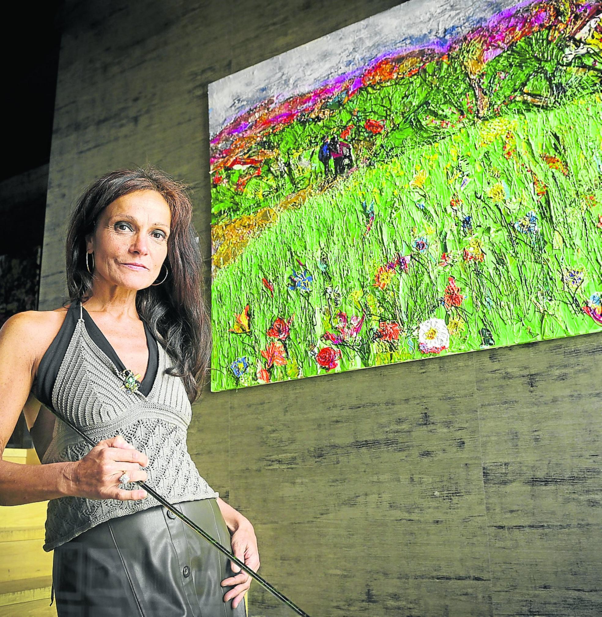 La artista tolosarra Elena Arrese junto a una de las obras que lucen en el restaurante Hika. 