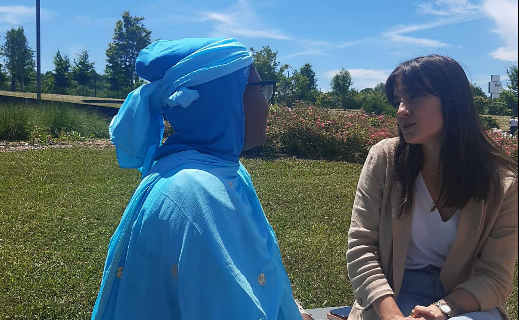 Fatou Cisse conversa con Nerea, la orientadora del programa Emaktiva. 
