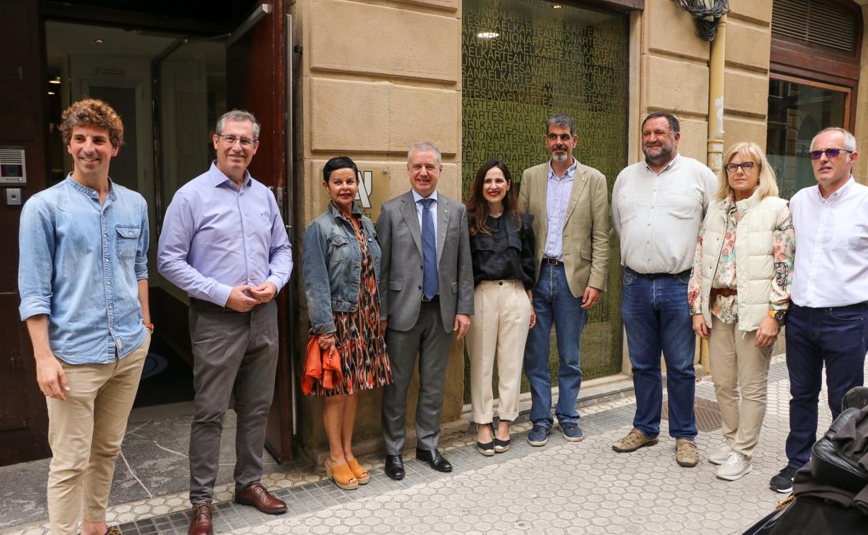 Insausti, Olano, la mujer del lehendakari, Lucía Arieta-Aranaunabeña; Urkullu, Tejeria, Goia, Martínez, Yeredi y Lizarza. 