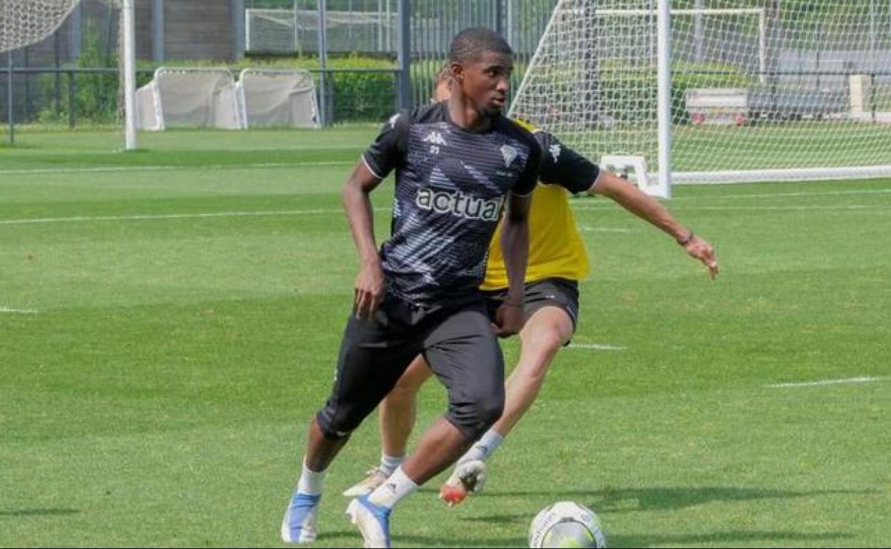 Ali Cho conduce el balón en un entrenamiento del Angers. 
