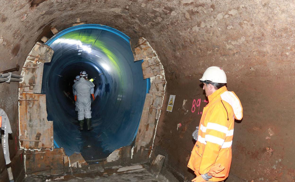 Conexión entre el viejo y el nuevo colector de la zona este de la ciudad, que discurre en paralelo a la playa de Zurriola.