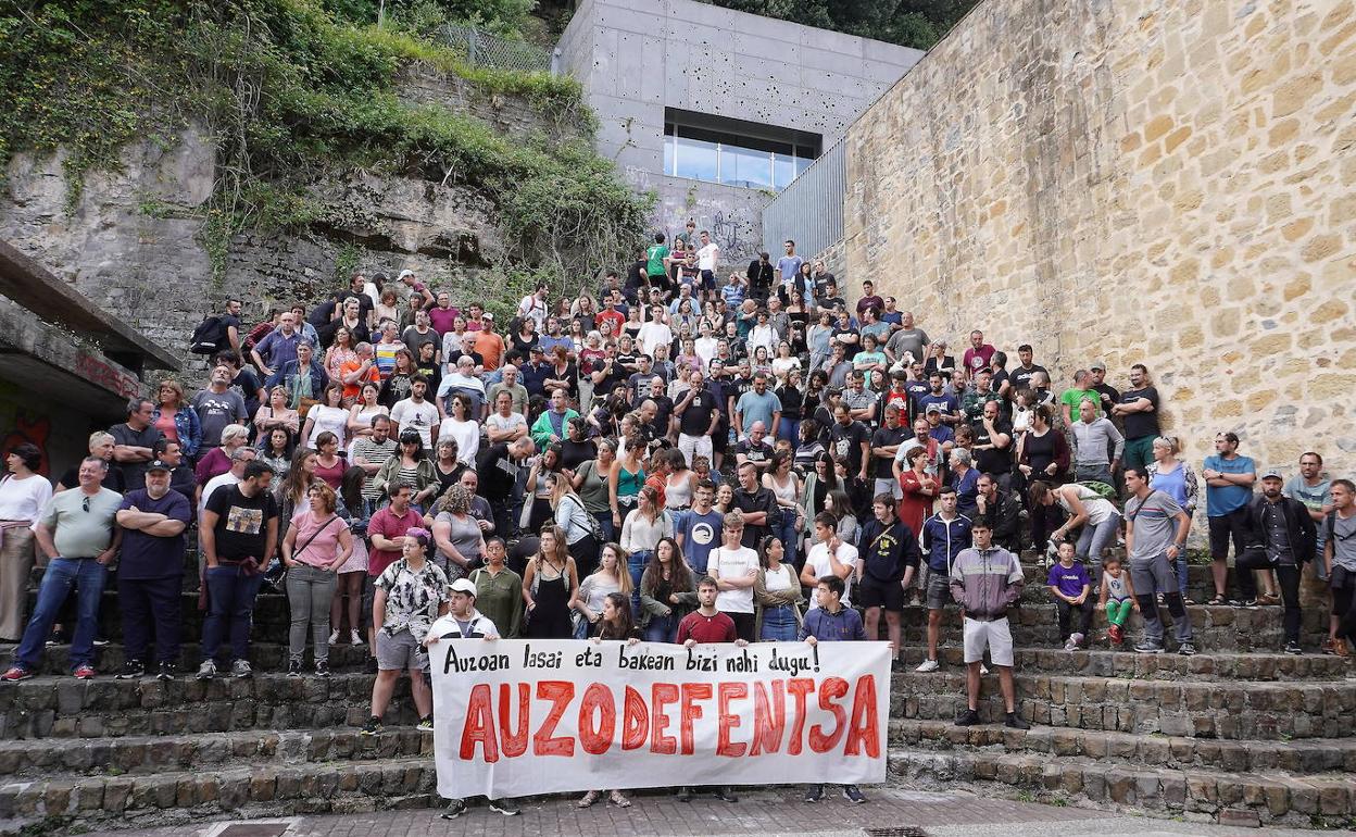 Reunión de la asamblea de jóvenes de la Parte Vieja el pasado lunes en la Plaza de la Trinidad de Donostia.