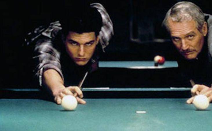 Cruise y Newman frente al billar. 