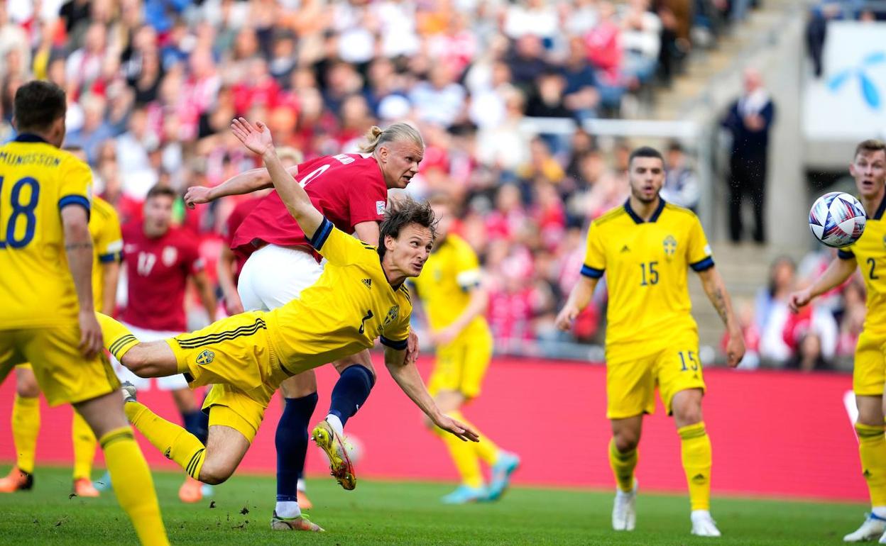 Erling Haaland cabecea un balón al fondo de la red para poner el 1-0 en el marcador ante Suecia. 