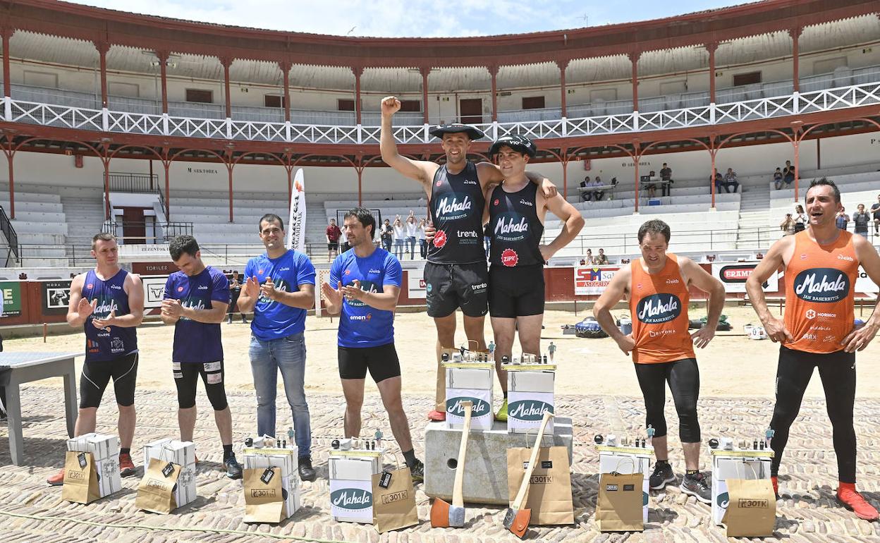 Irazabal y Adame, los campeones Izeta VI y Etxeberria, y los subcampeones Otaegi y Zaldua, en el podio de Tolosa.