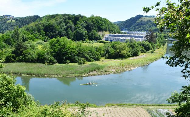 Meandro del río Urola y, al otro lado, el polígono induatrial donde se habría ubicado el circuito.