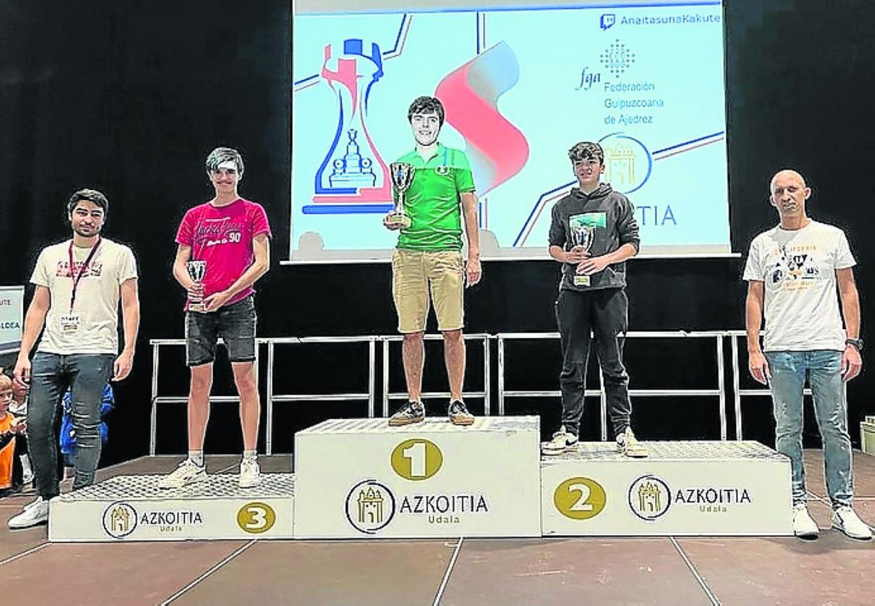 El equipo de jóvenes azkoitiarras que disputaron la final del Azkoitia-FGA Sustapena 2022 y uno de los podios del encuentro de ajedrez. 
