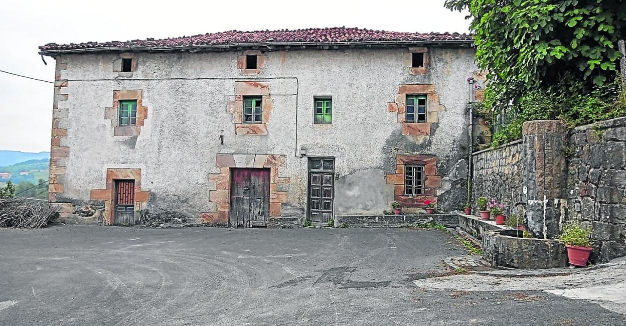 Itsasoko Goiko Ostatu birgaitu ahal izateko, diru laguntza bat eskatzea onartu berri du Ezkio-Itsasoko Udalak. 