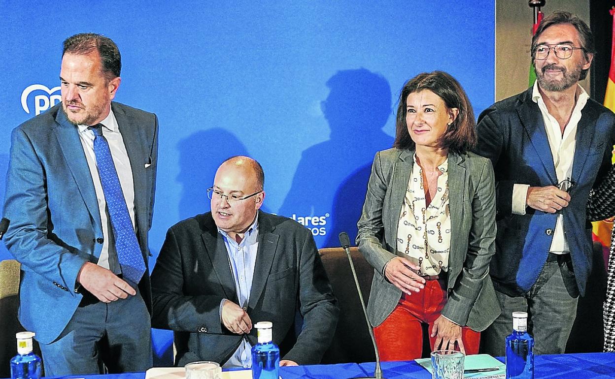 Carlos Iturgaiz, Miguel Tellado, Laura Garrido e Iñaki Oyarzabal, el viernes pasado en Bilbao. 