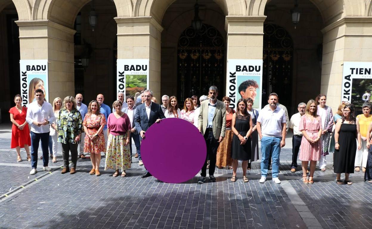El diputado general, Markel Olano, junto al alcalde de Donostia, Eneko Goia, y ediles y concejales de diferentes ayuntamientos guipuzcoanos. 