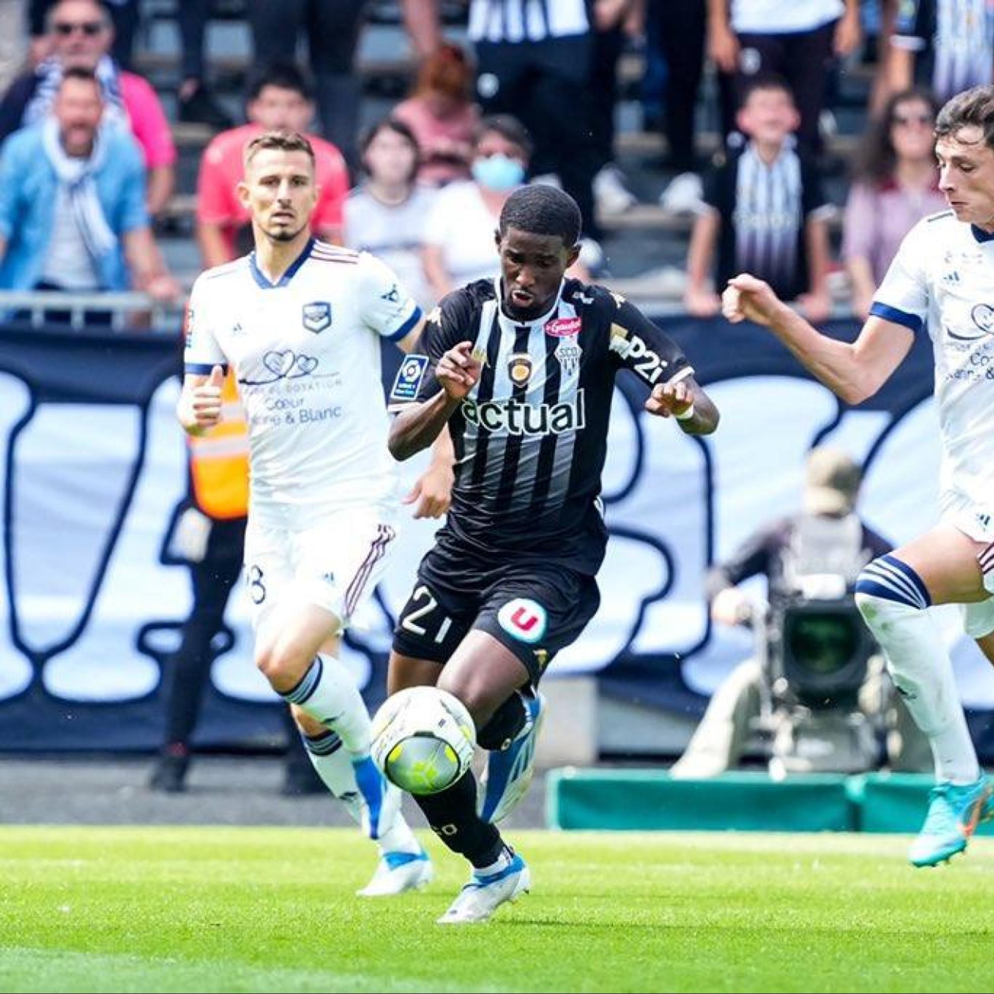 Mohamed-Ali Cho juega el balón ante dos futbolistas del Girondins en un partido de la liga francesa.