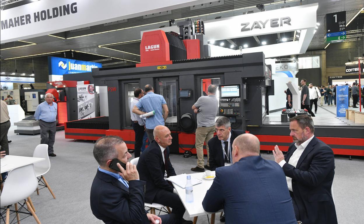 Empresarios negociando en el stand de Maher. 