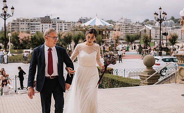 Maialen Luzarraga mientras accedía al ayuntamiento de San Sebastián junto al padrino. 