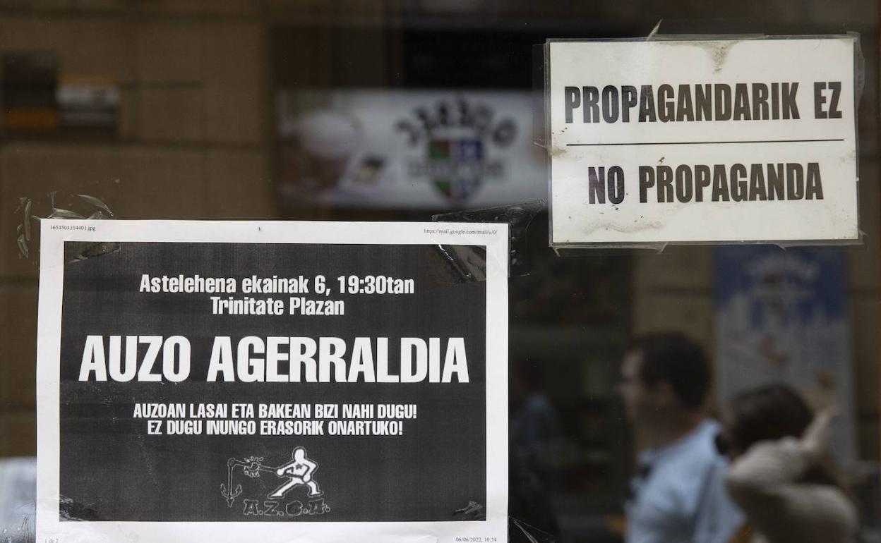 Carteles del Movimiento Socialista aparecidos en la Parte Vieja donostiarra.