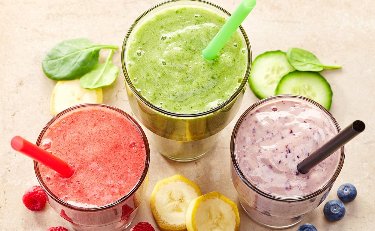 Coloridos, refrescantes y saludables, los smoothies son un gran aliado en verano.