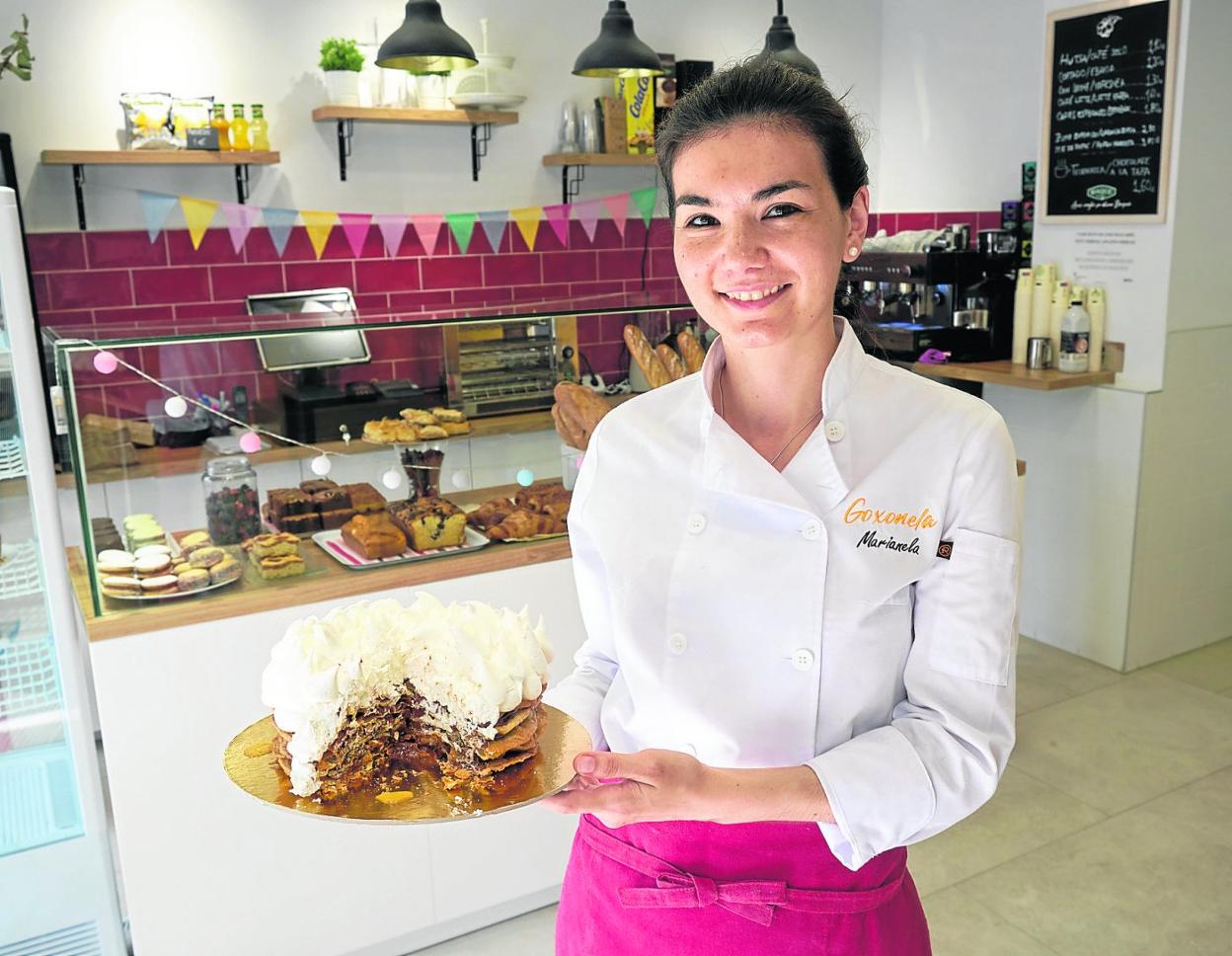 Marianela exhibe con una sonrisa una de sus muy dulces obras de arte. 