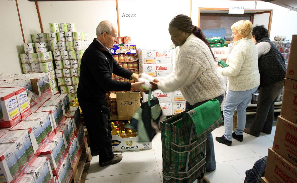 Voluntarios de Cáritas Gipuzkoa entregan comida a personas necesitadas. 