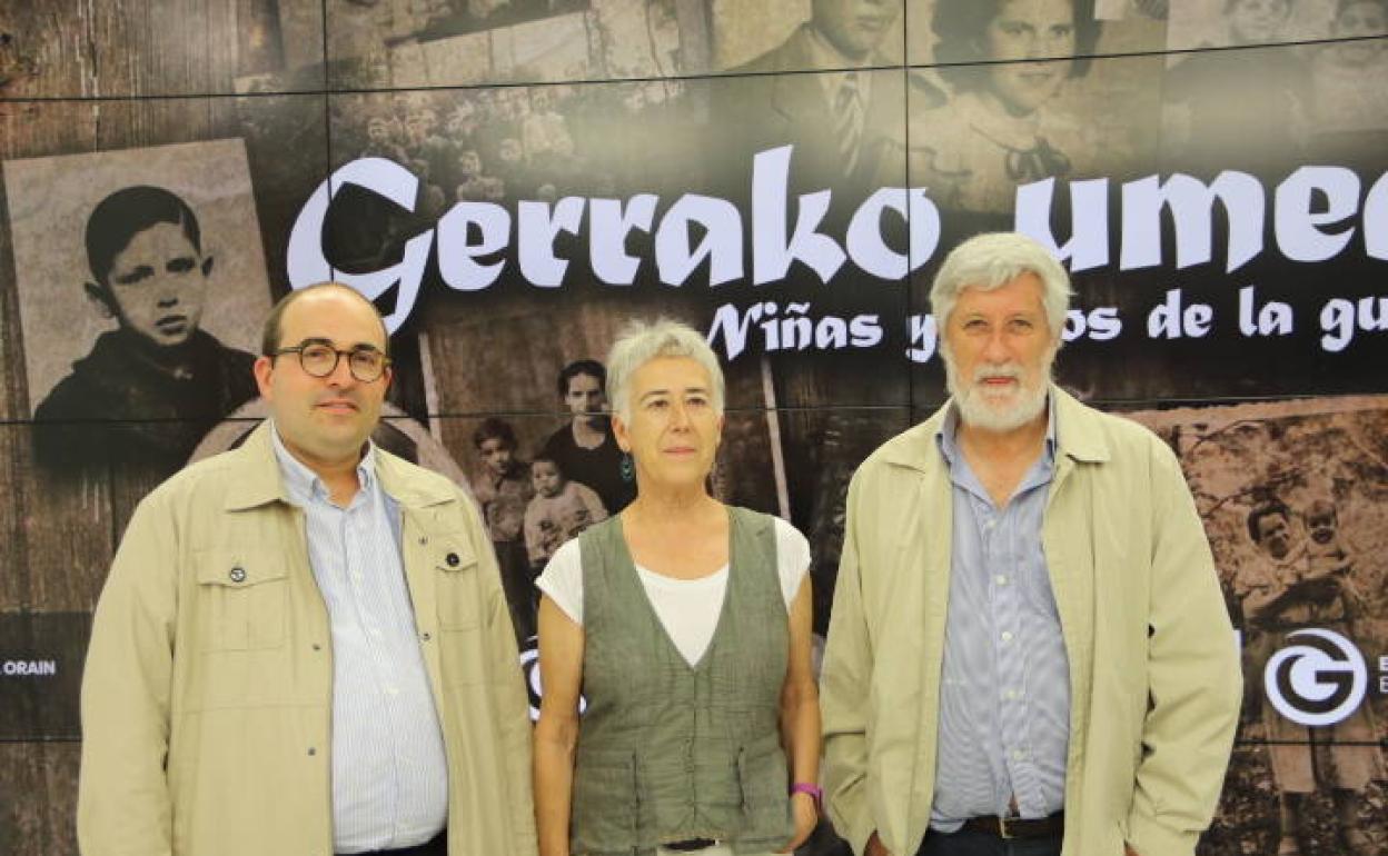 El director foral de Derechos Humanos y Cultura Democrática, Ion Gambra, y los miembros de la asociación Intxorta 1937 Kultur Elkartea, Julia Monge y Josu Chueca, en la rueda de prensa. 