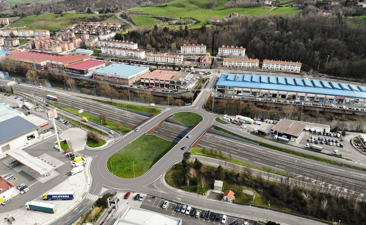 Montaje de la futura rotonda en forma de hipódromo.