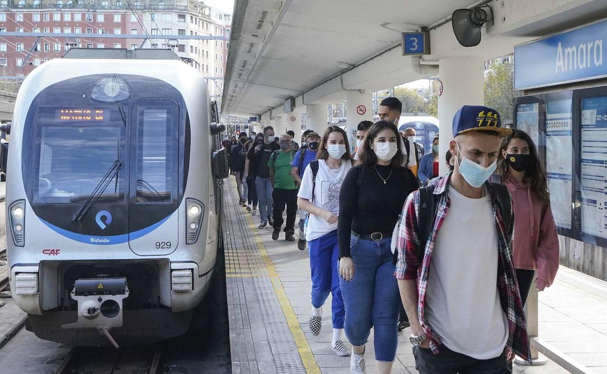 Pasajeros en la estación de Euskotren de Easo.