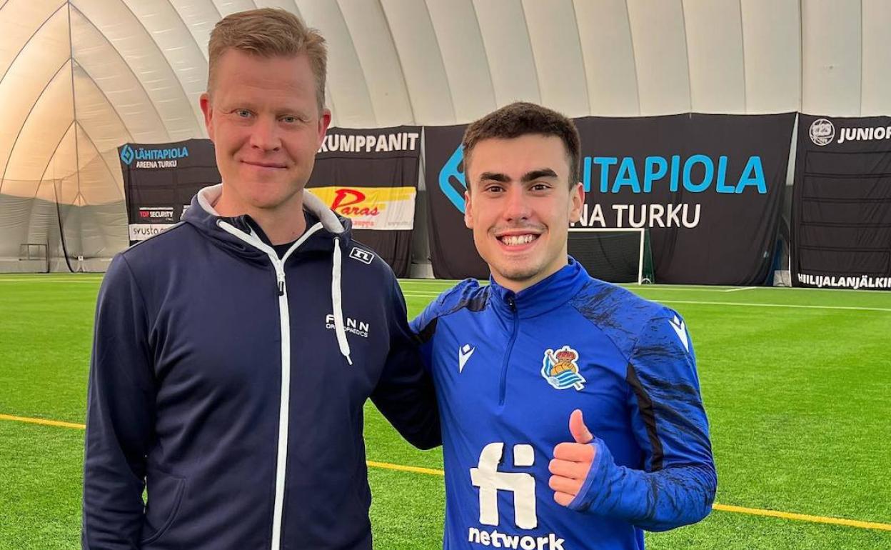 Lasse Lempainen y Ander Barrenetxea posan juntos en Turku. 