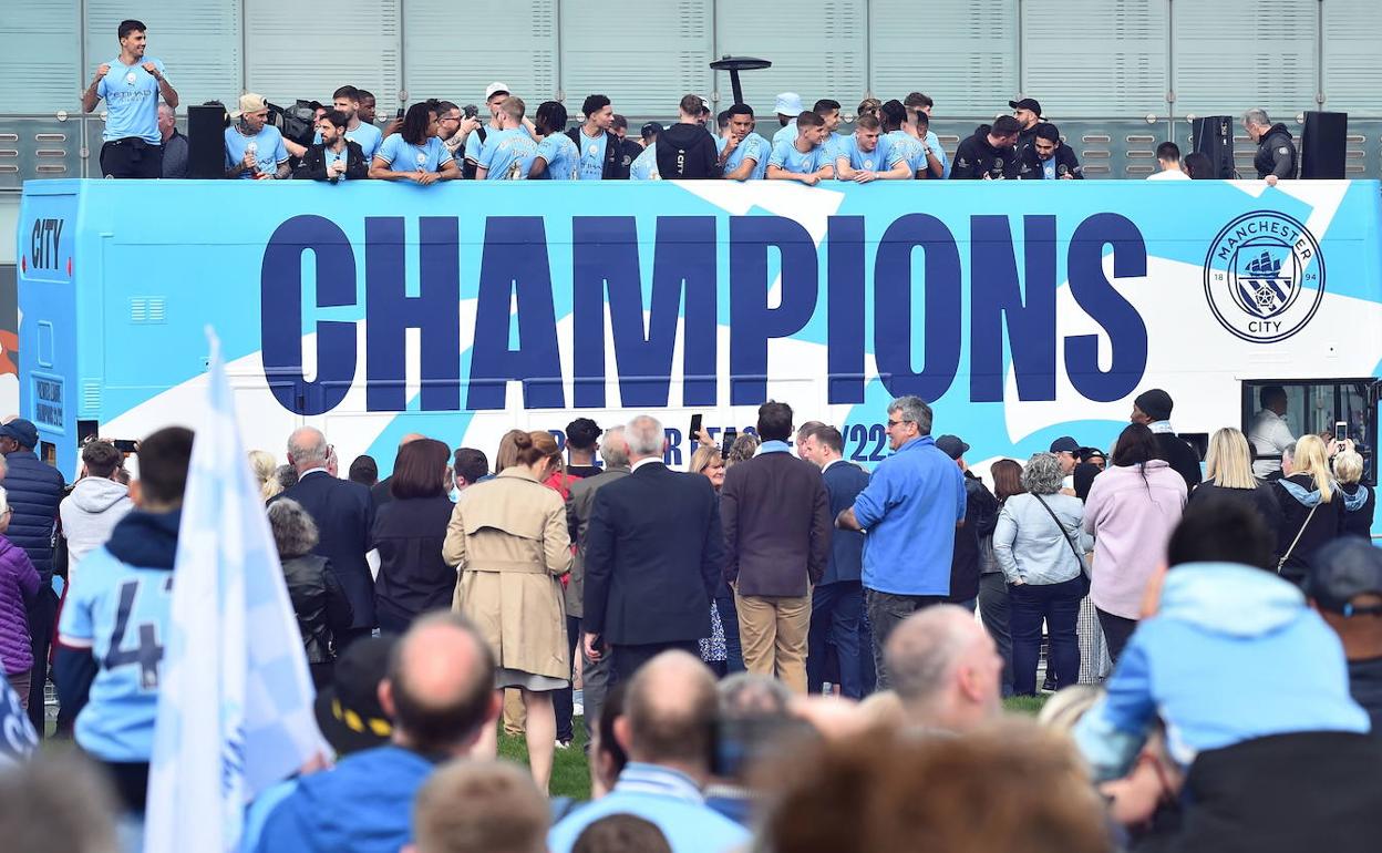 El Manchester City celebra el trofeo de campeón de la liga