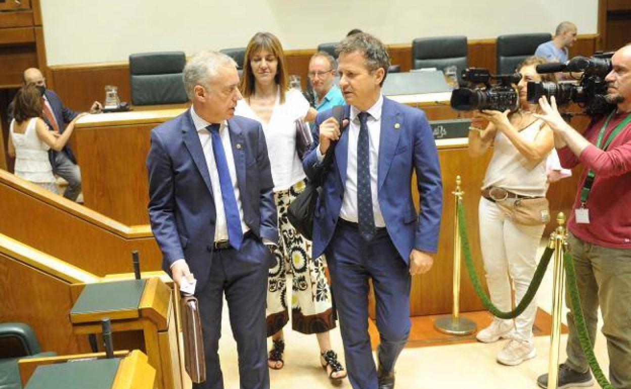 El lehendakari llega al salón del plenos del Parlamento con el consejero de Educación.