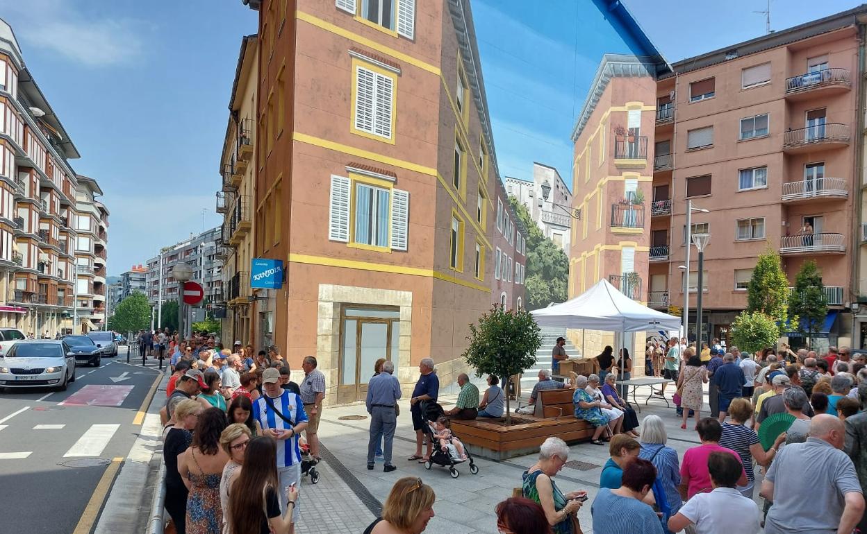 El reparto se está realizando en la plazoleta de San Miguel. 